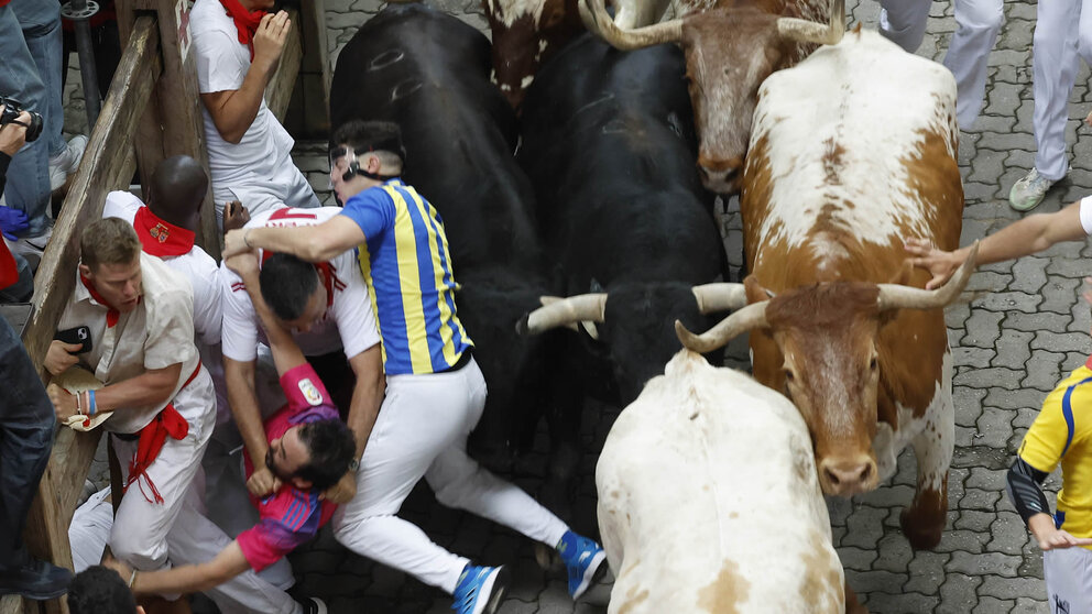 Tercer encierro de San Fermín el día 9 de julio de 2024 con toros de Victoriano del Río en Pamplona en el tramo de . EFE - VILLAR LÓPEZ