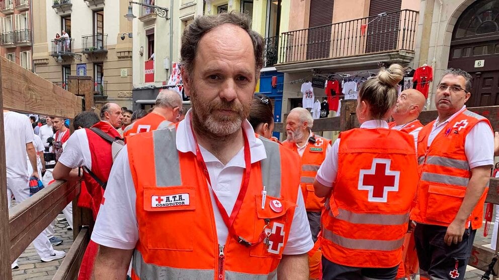 Mikel Martínez es uno de los voluntarios más veteranos de Cruz Roja en el encierro de San Fermín. Navarra.com