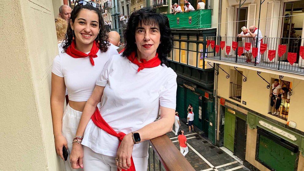 Reme Rochina y Victoria Olivella en un balcón de la calle Estafeta en San Fermín. Navarra.com