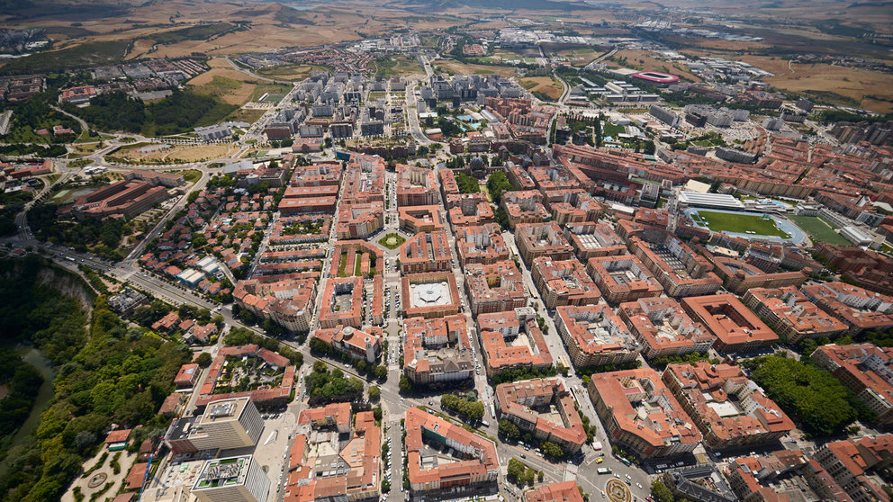 La Unidad de Medios Aéreos de la Policía Nacional vigila desde el aire Pamplona durante las fiestas de San Fermín 2024. PABLO LASAOSA