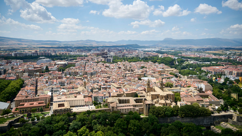 La Unidad de Medios Aéreos de la Policía Nacional vigila desde el aire Pamplona durante las fiestas de San Fermín 2024. PABLO LASAOSA