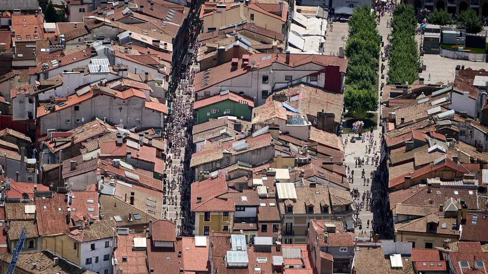 La Unidad de Medios Aéreos de la Policía Nacional vigila desde el aire Pamplona durante las fiestas de San Fermín 2024. PABLO LASAOSA
