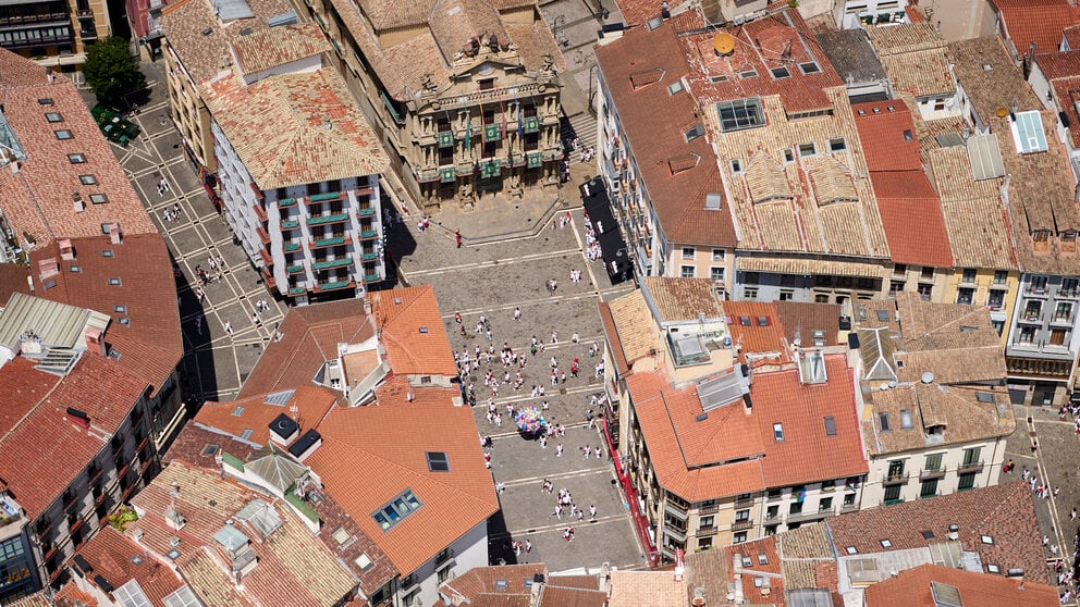 La Unidad de Medios Aéreos de la Policía Nacional vigila desde el aire Pamplona durante las fiestas de San Fermín 2024. PABLO LASAOSA