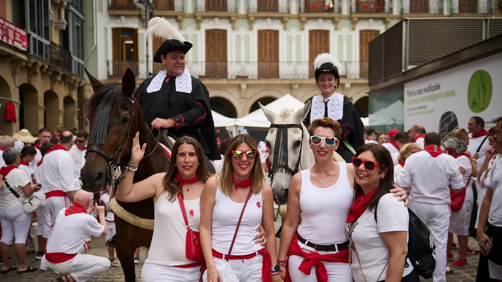 Las mulillas recorren la parte vieja de Pamplona de camino a la Plaza de Toros para una de las  corridas de San Ferm&iacute;n 2024. PABLO LASAOSA