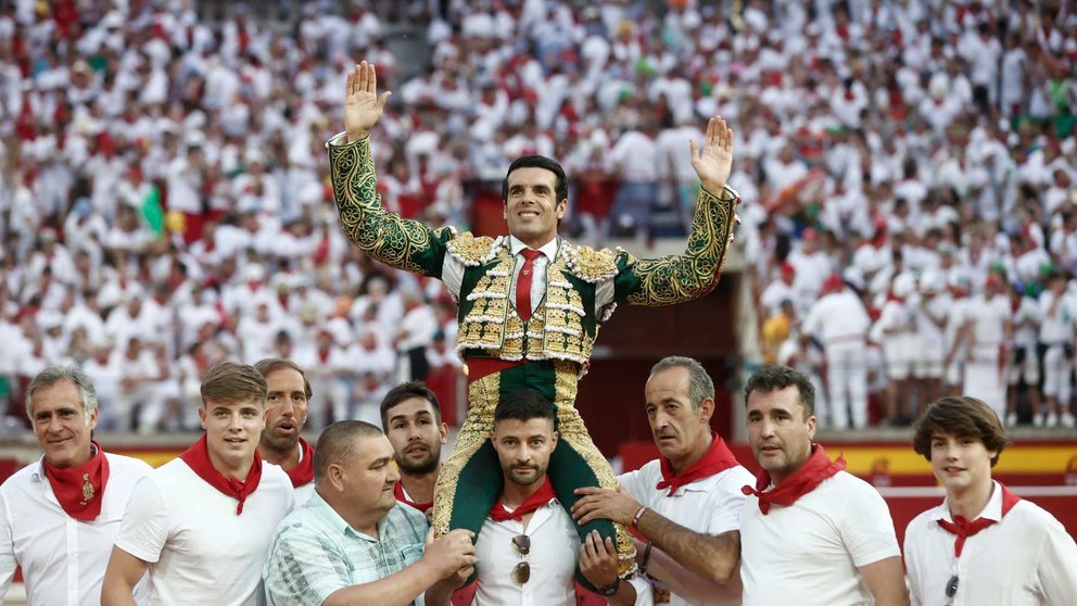 El diestro Emilio de Justo sale a hombros de la Plaza de Toros de Pamplona al cortar dos orejas a su segundo y último toro de la tarde en la quinta de abono de la Feria de Toro de los Sanfermines 2024 donde ha compartido c