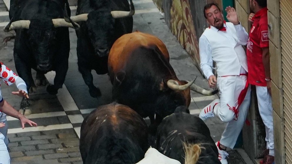 Cuarto encierro de San Fermín el día 10 de julio de 2024 con toros de Fuente Ymbro en Pamplona en el tramo de Estafeta. EFE - AINHOA TEJERÍA