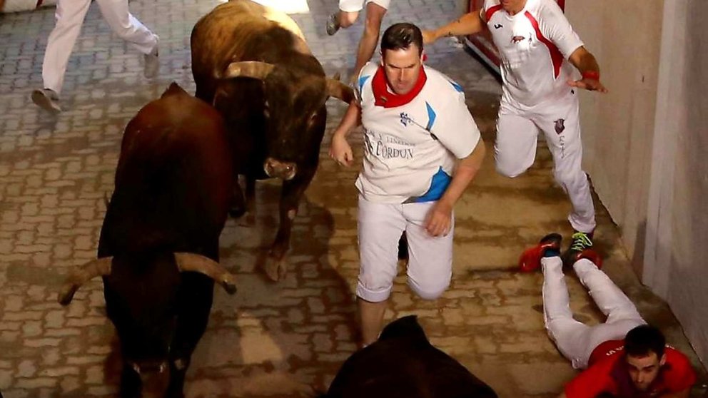 Juan Pedro Lecuona en el callejón de la Plaza de Toros durante un encierro. ARCHIVO