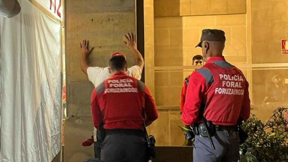 La Policía Foral practica una detención en San Fermín. POLICÍA FORAL