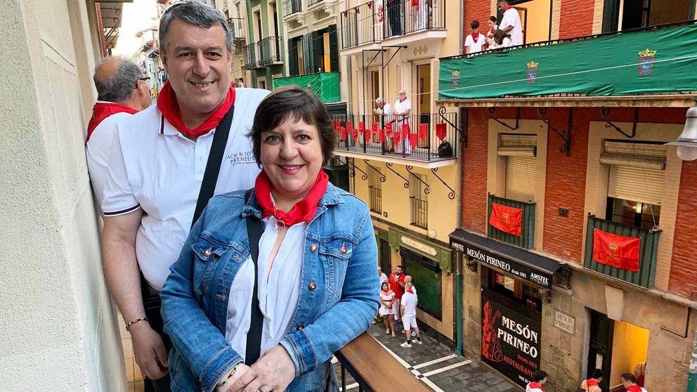Victor Manuel Ruiz y Raquel Medina, matrimonio de Coslada, viendo el encierro e la Estafeta. Navarra.com
