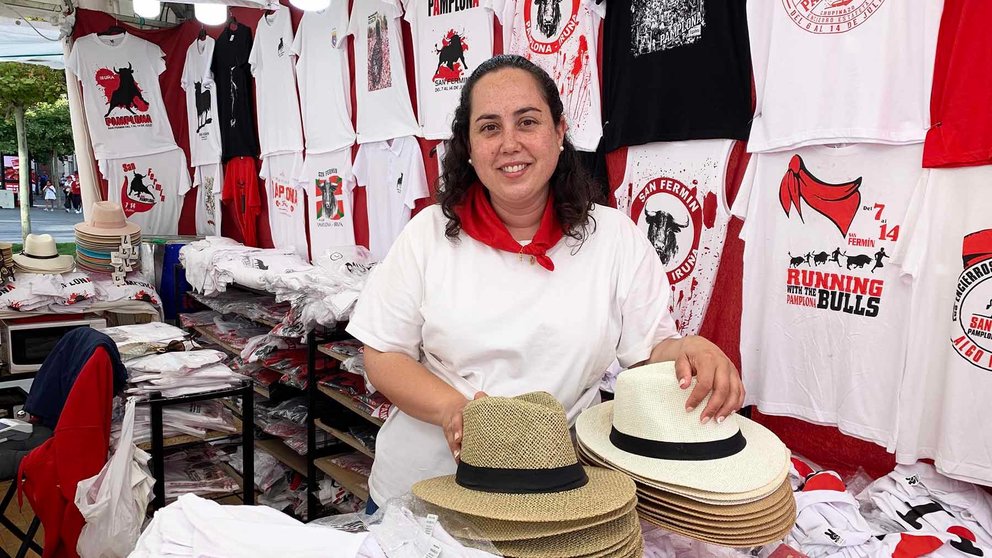 Alicia Rico Ortiz en su puesto de venta ambulante en San Fermín. Navarra.com