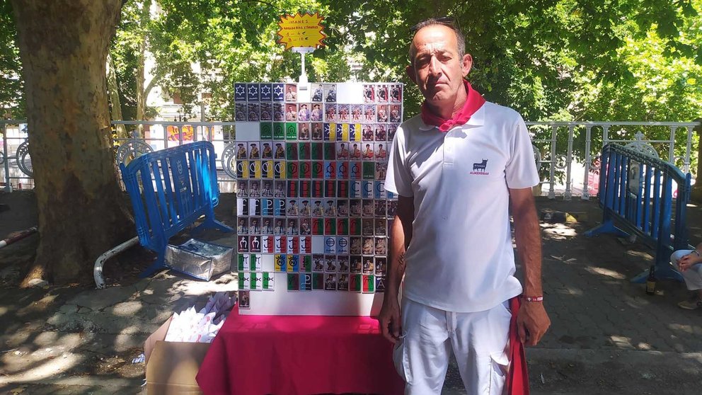 Antonio El Cordobés junto sus imanes de toreros y ganaderías, frente a la Plaza de Toros de Pamplona. NAVARRA.COM