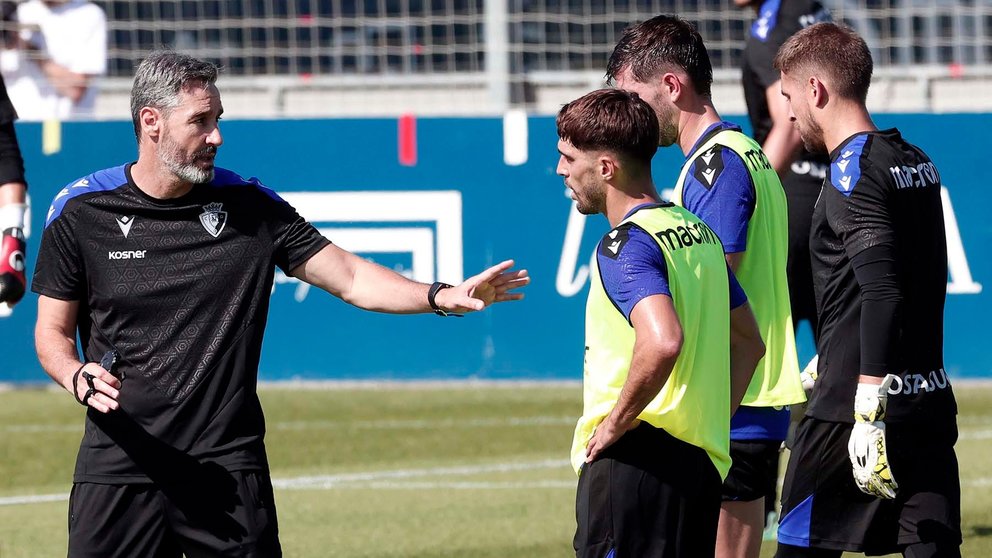 Primer entrenamiento de la temporada de Osasuna, con el estreno al frente del equipo de Vicente Moreno (i).EFE/ Jesús Diges