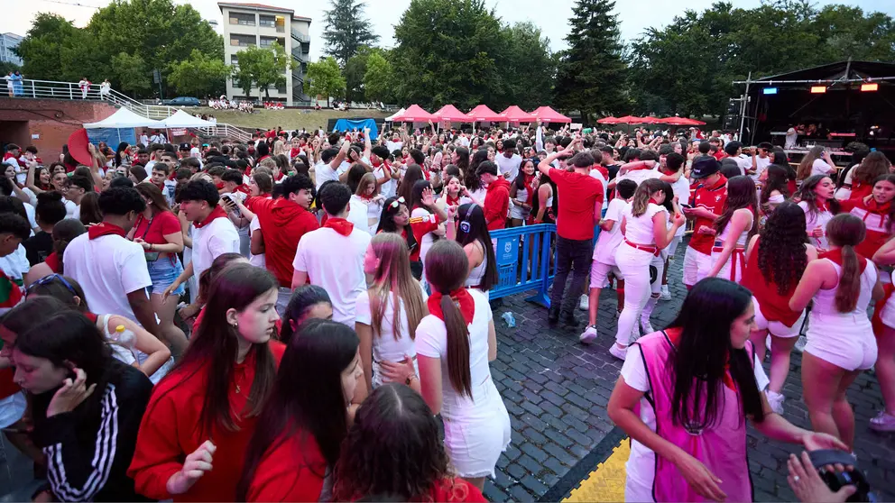 Silent Party con DJ María López, en la zona joven de San Fermín 2024 en la plaza de los Fueros de Pamplona. IÑIGO ALZUGARAY