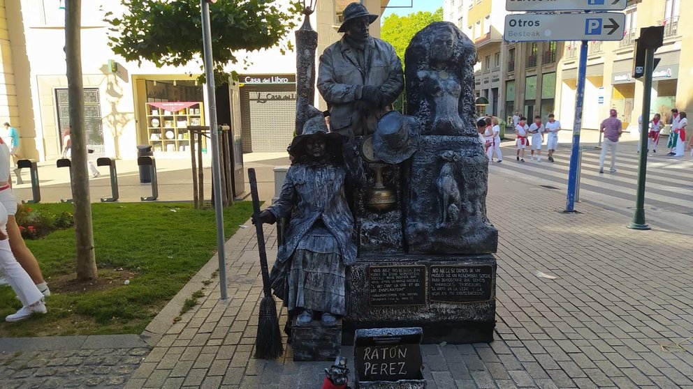 Graciella y Unaro, el matrimonio detrás de las estatuas vivientes de la avenida Carlos III. NAVARRA.COM