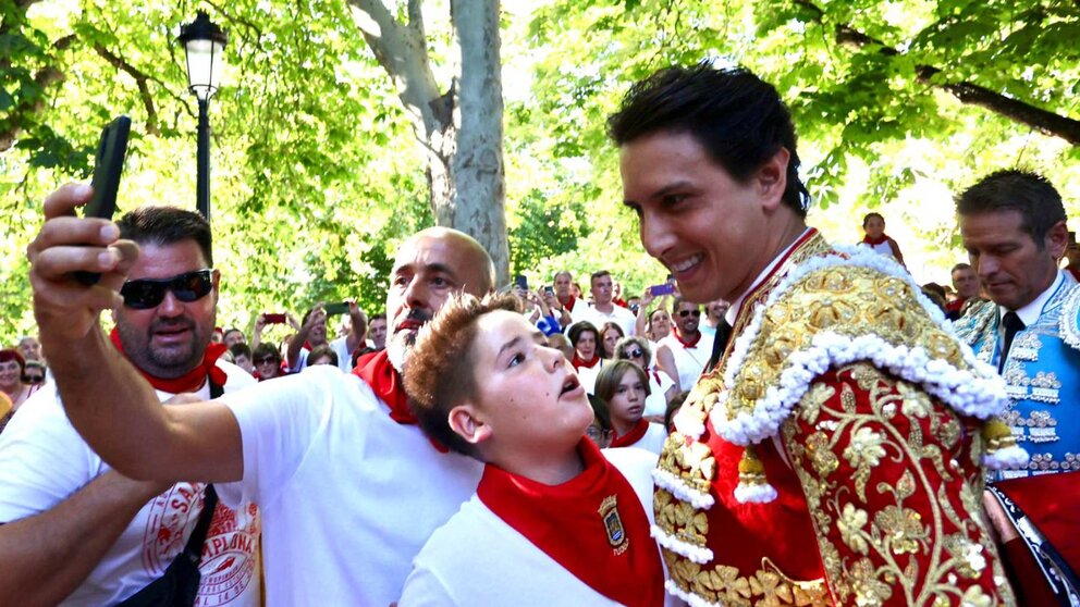 El diestro Roca Rey llegando tarde a la corrida del 10 de julio de la Feria del Toro en Pamplona en San Fermín 2024. ÍÑIGO ALZUGARAY