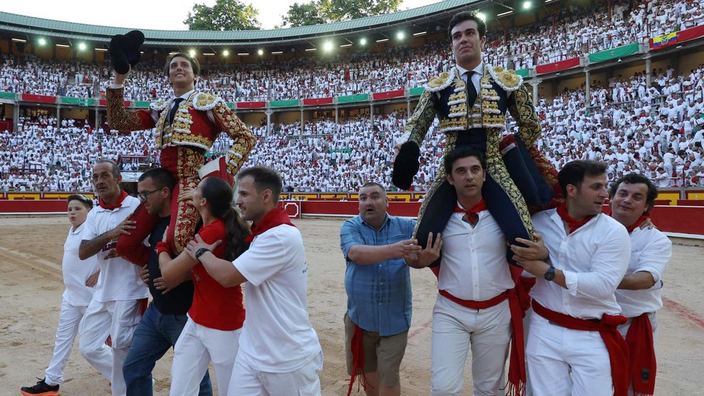 Los diestros Tomas Rufo y Roca Rey durante la vuelta al ruedo antes de salir por la puerta grande de la Plaza de Toros de Pamplona al termino de la sexta de abono de la Feria de Toro de los Sanfermines 2024 donde han compartido cartel con Miguel Angel Perera. EFE Juan Pedro Urdiroz