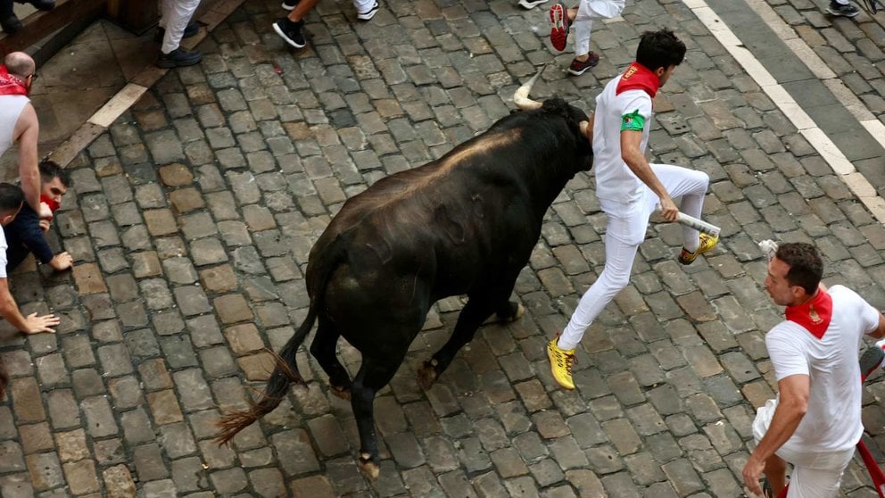 Momento de tensión en la Plaza del Ayuntamiento en el quinto encierro de San Fermín 2024 en Pamplona con toros de Domingo Hernández. ÍÑIGO ALZUGARAY