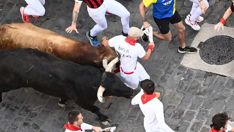Quinto encierro de las fiestas de San Fermín 2024 con toros de Domingo Hernández en el tramo final de Estafeta y Telefónica. PABLO LASAOSA