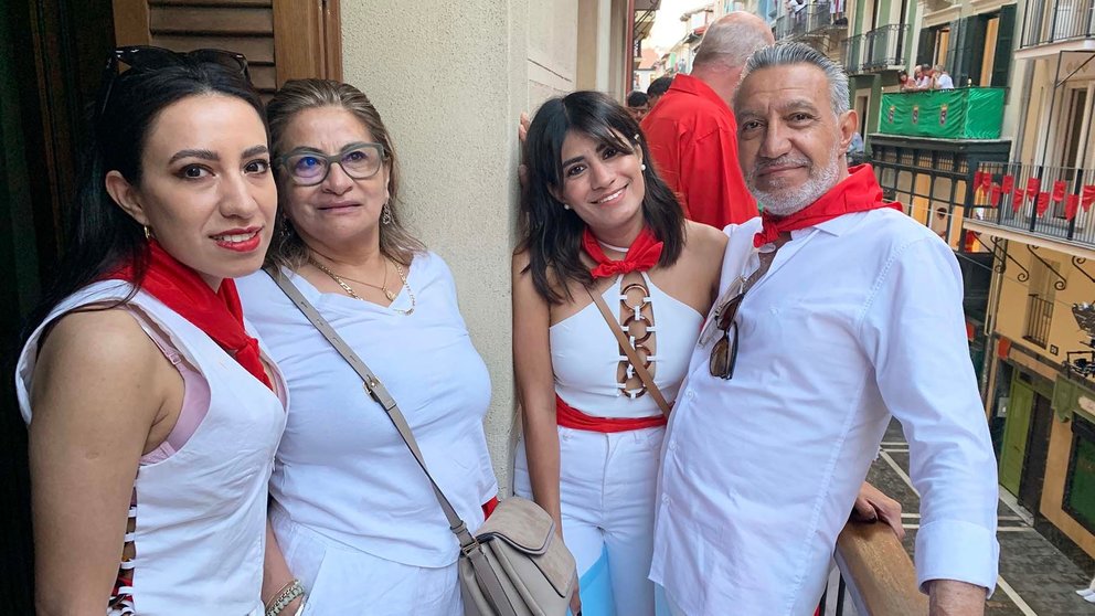 El matrimonio formado por Agustín Salinas, Sonia Quiros y sus hijas Andrea y Sonia. Navarra.com