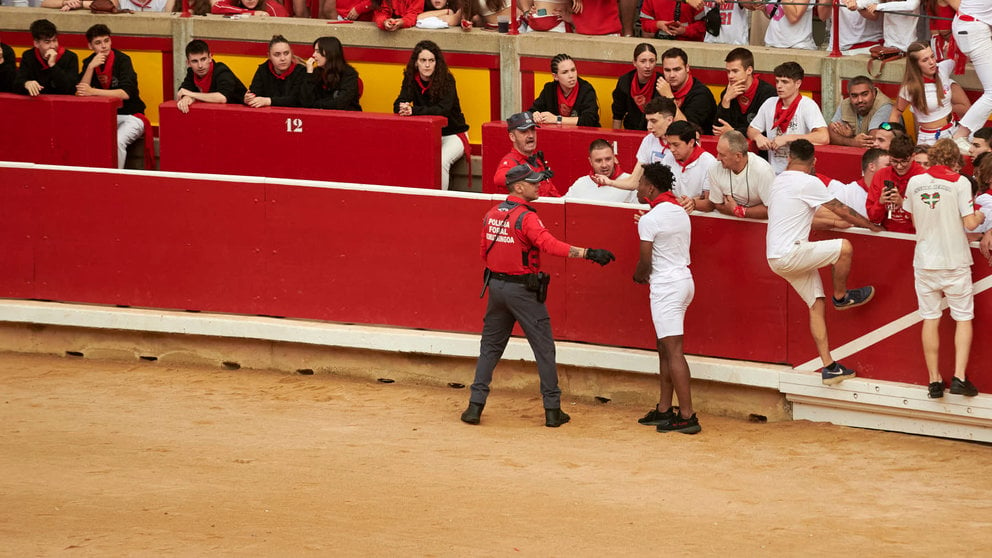 - Quinto encierro de San Fermín 2024 con toros de Domingo Hernández en el interior de la plaza de toros. IRANZU LARRASOAÑA