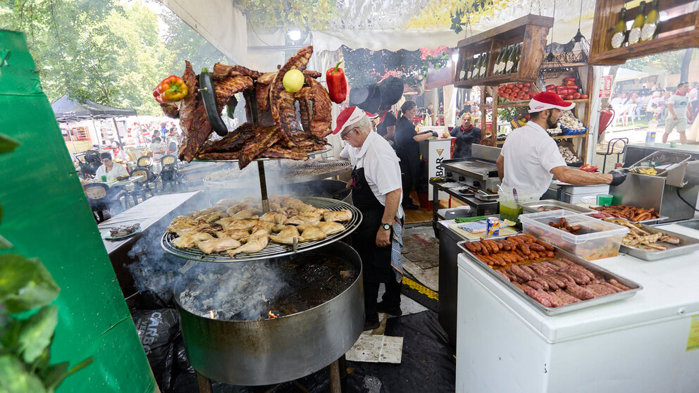 Puestos de comida y restaurantes en El Bosquecillo y el parque de Antoniutti durante las Fiestas de San Fermín 2024. IÑIGO ALZUGARAY