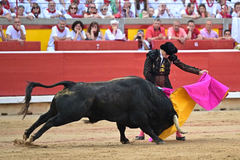 El diestro Juan Ortega recibe con el capote a su primer toro de la tarde dentro de la Feria del Toro de los Sanfermines 2024. EFE Daniel Fernández