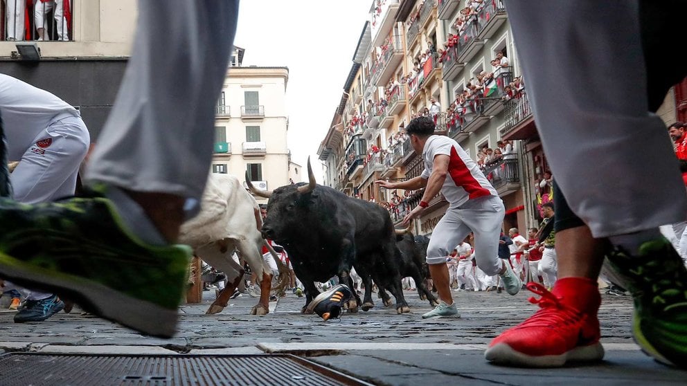 Sexto encierro de San Fermín el día 12 de julio de 2024 con toros de Jandilla en Pamplona en la curva de Mercaderes. EFE - VILLAR LÓPEZ