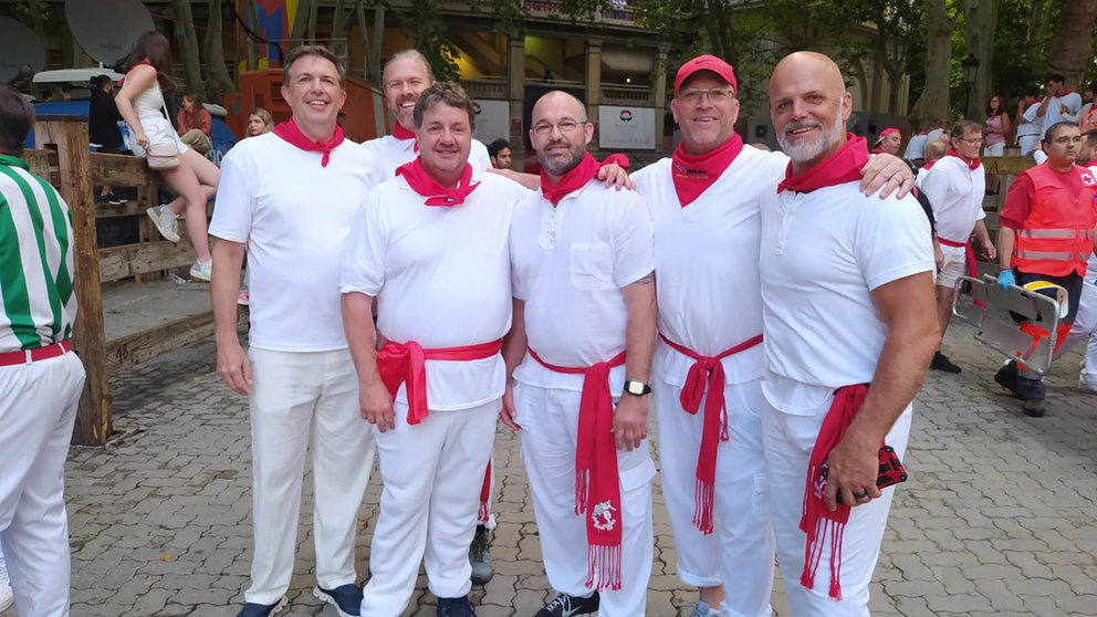 Justin, el tercero por la izquierda, junto a sus amigos de Utah después de correr el encierro del 12 de julio. NAVARRA.COM