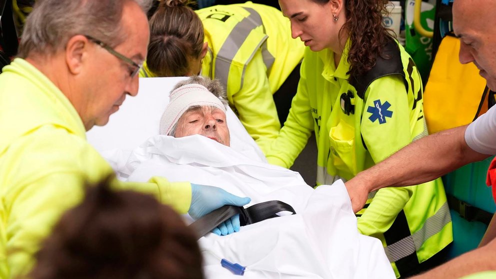 Un mozo herido por asta es trasladado al hospital tras resultar herido en el sexto encierro de los Sanfermines 2024, protagonizado por toros de la ganadería de Jandilla, de Mérida (Badajoz), este viernes en Pamplona. EFE/Sergio Martín