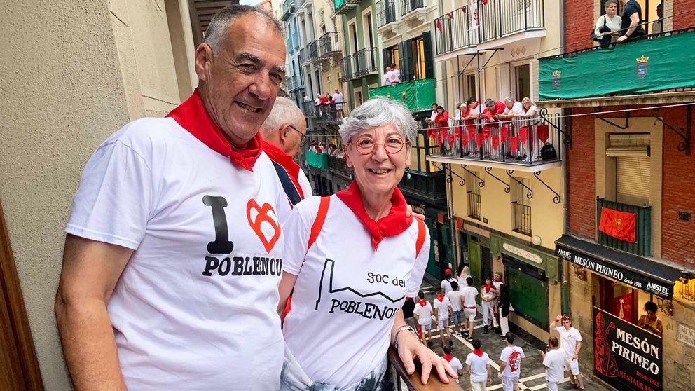 Josep Rosés y Carmen Marín en un balcón de la Estafeta para ver el encierro. Navarra.com