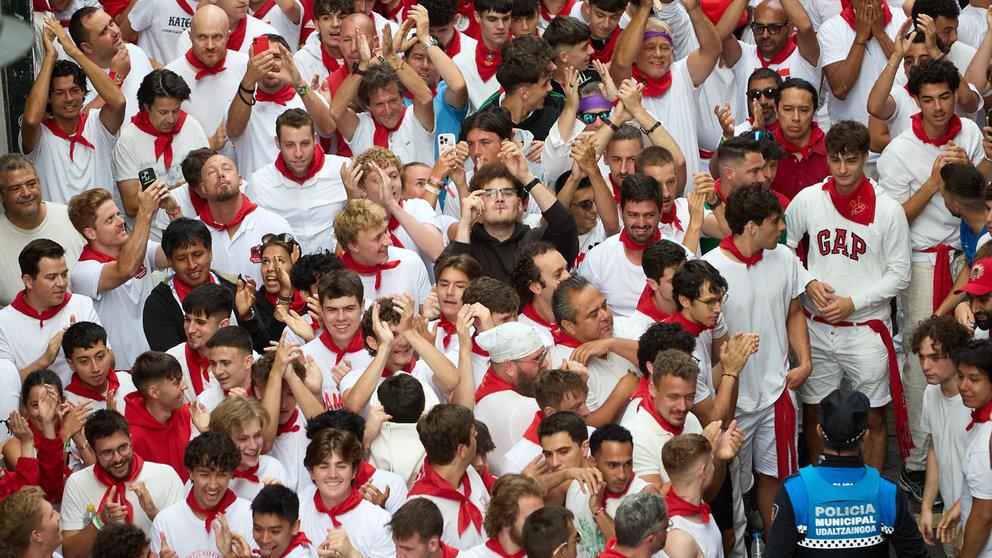 Ambiente en los momentos previos al sexto encierro de San Fermín 2024 con toros de la ganadería de Jandilla en el tramo de Mercaderes. IÑIGO ALZUGARAY