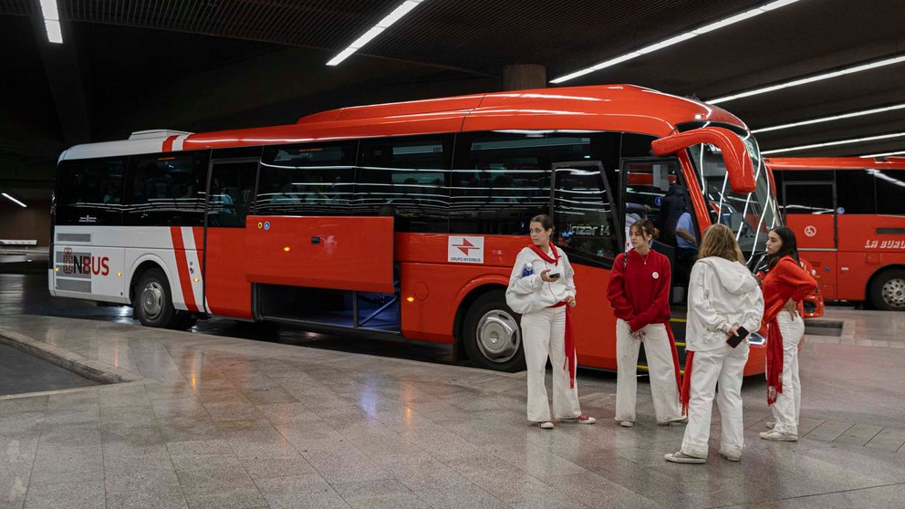 Trasiego de viajeros en la estación de autobuses con la llegada del segundo fin semana de San Fermín. MAITE H.MATEO