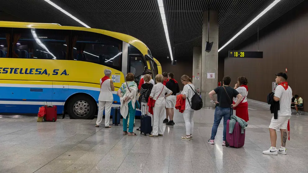 Trasiego de viajeros en la estación de autobuses con la llegada del segundo fin semana de San Fermín. MAITE H.MATEO.