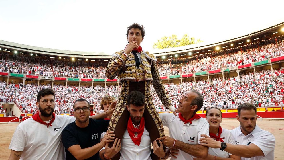 El diestro Roca Rey sale a hombros por la puerta grande de la Plaza de Toros de Pamplona tras cortar una oreja a su segundo de la tarde dentro de la Feria del Toro de los Sanfermines 2024 donde ha compartido cartel con Pablo Aguado (sustituto de Morante de la Puebla) y Cayetano Rivera. EFE/ Villar López