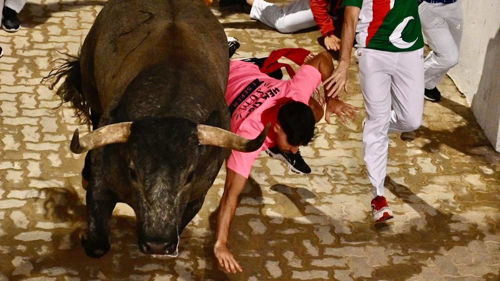 Séptimo encierro de San Fermín el día 13 de julio de 2024 con toros de José Escolar en Pamplona en el callejón. PABLO LASAOSA