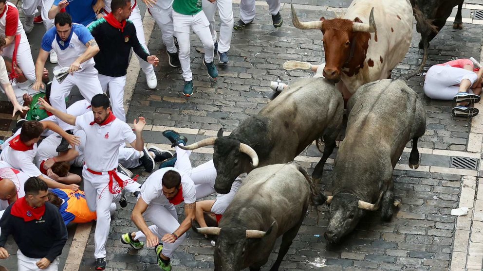 Séptimo encierro de San Fermín el día 13 de julio de 2024 con toros de José Escolar en Pamplona en el tramo de Mercaderes. ÍÑIGO ALZUGARAY