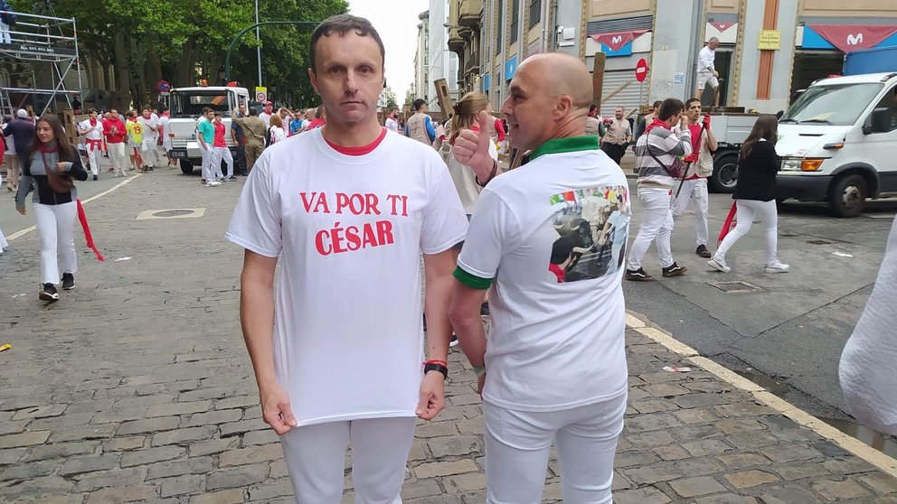 A la derecha, Gustavo, quien lleva una camiseta con una fotografía de su amigo César. NAVARRA.COM