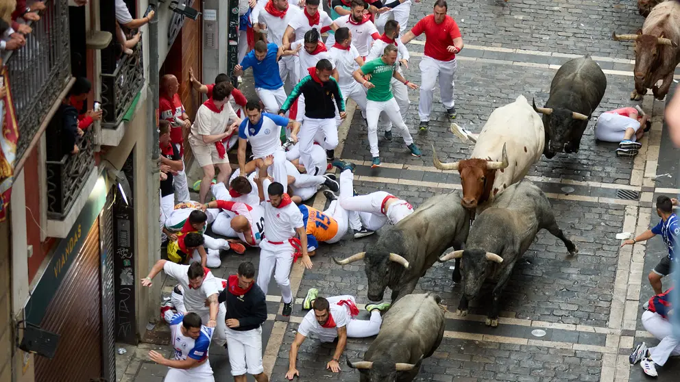 Séptimo encierro de San Fermín 2024 con toros de la ganadería de José Escolar en el tramo de Mercaderes. IÑIGO ALZUGARAY