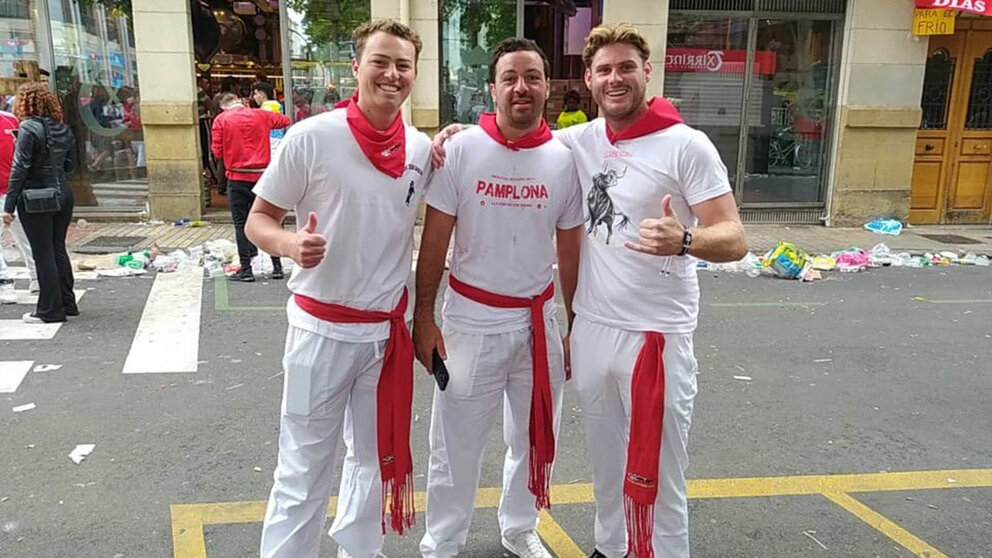 De izq. a dcha., Robert, Matt e Ethan, tres jóvenes australianos que han llegado a Pamplona para ver el encierro. NAVARRA.COM