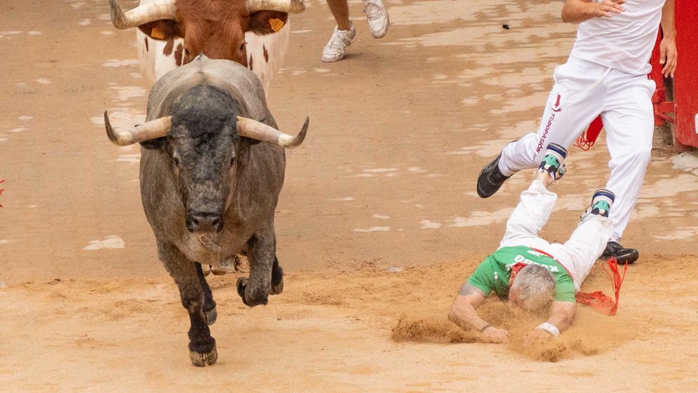 Séptimo encierro de San Fermín 2024 con toros de la ganadería de José Escolar en la Plaza de Toros de Pamplona. FERMÍN GUTIÉRREZ