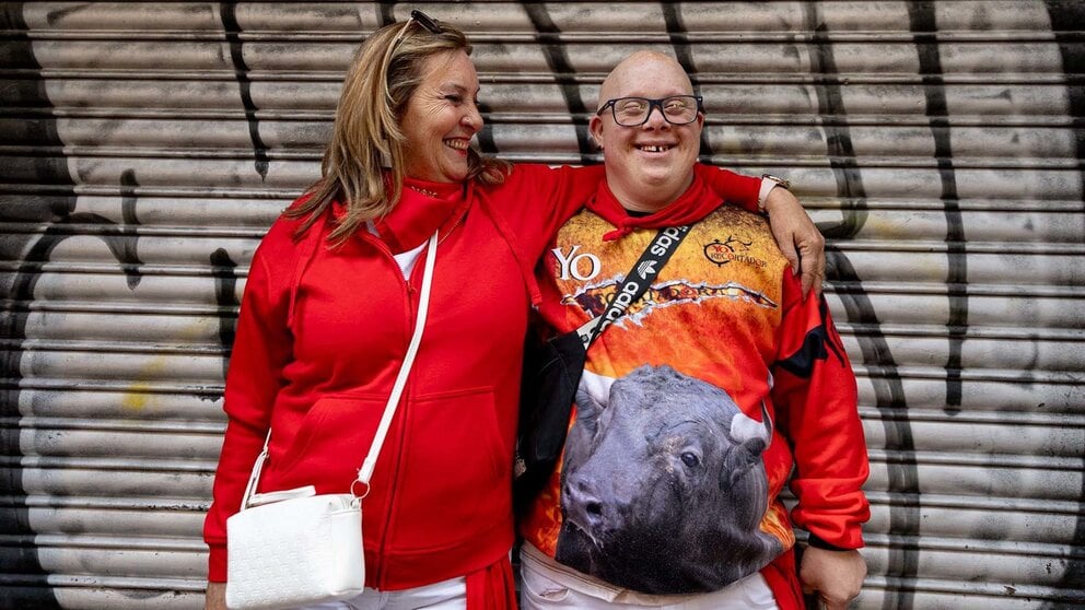 Mikel Alfonso, el joven con síndrome de Down y amante de los toros y el encierro de San Fermín, junto a su madre Imma. MAITE H. MATEO