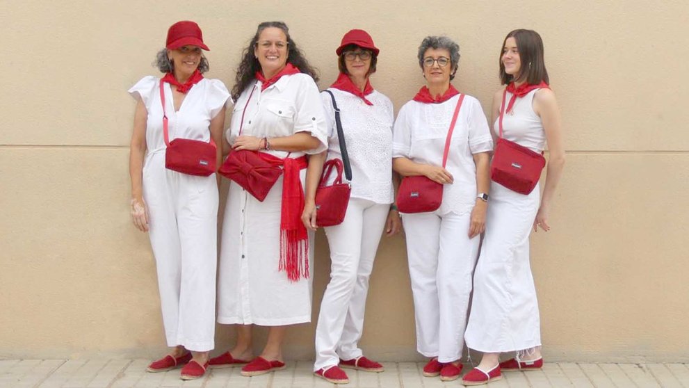 El equipo de Bondesio posa por San Fermín. CEDIDA