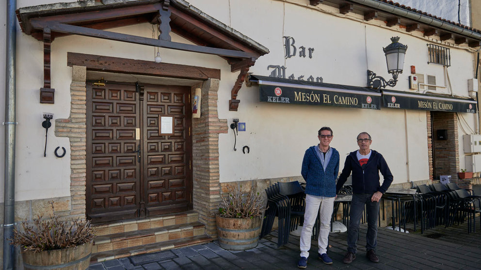 Salvador Carles Aguilán y José Ramón Cabresa Satorres, dos amigos que se reinventan a los 60 y abren el albergue y restaurante El Mesón El Camino de Enériz. IRANZU LARRASOAÑA