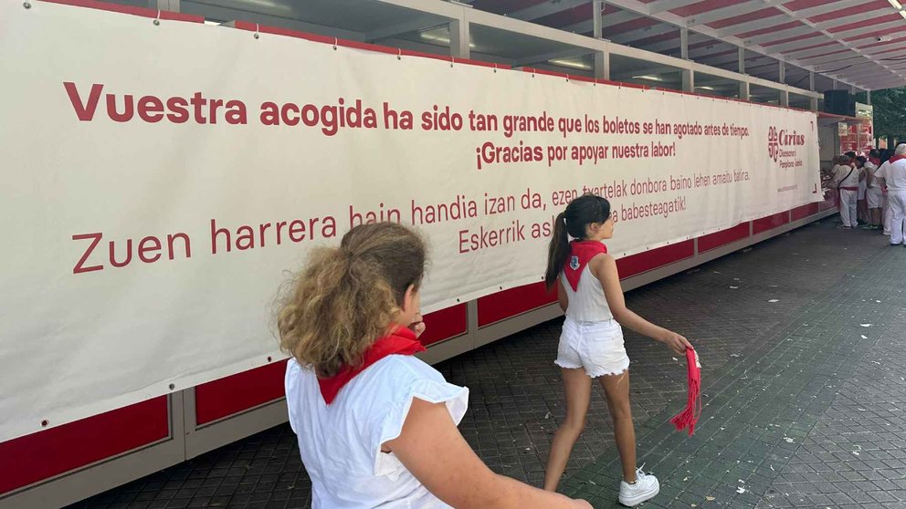 Lona colocada en la Tómbola de Cáritas agradeciendo a los pamploneses que se hayan acabado los boletos. NAVARRA.COM