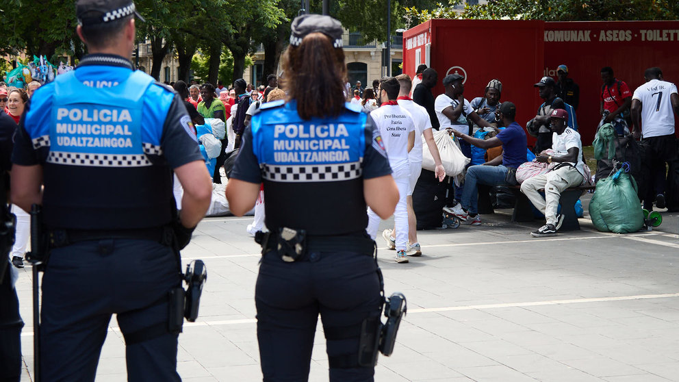 Policía Municipal controla que no se pongan puestos de manteros en la zona del paseo del Doctor Arazuri de Pamplona durante las Fiestas de San Fermín 2024. NAVARRA.COM