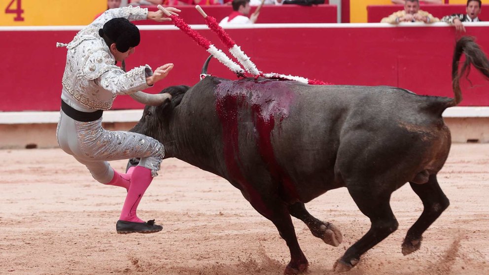 Un banderillero de la cuadrilla del diestro Gómez del Pilar es alcanzado por el quinto toro de la tarde dentro de la Feria del Toro de los Sanfermines 2024 donde Gómez del Pilar ha compartido cartel con Rafaelillo y Juan d