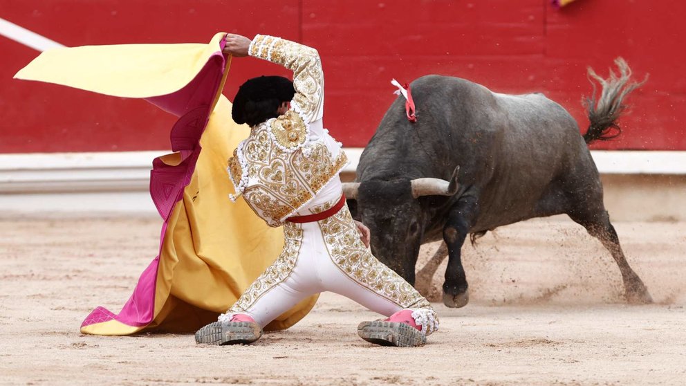 El diestro Juan de Castilla recibe con el capote al sexto y último toro de la tarde dentro de la Feria del Toro de los Sanfermines 2024 donde ha compartido cartel con Rafaelillo y Gómez del Pilar. EFEJesús Diges