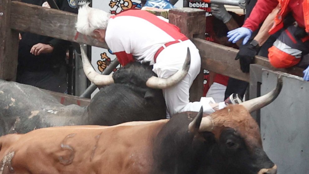 Octavo encierro de San Fermín el día 14 de julio de 2024 con toros de Miura en Pamplona en el tramo de la curva de Mercaderes. EFE - JESÚS DIGES