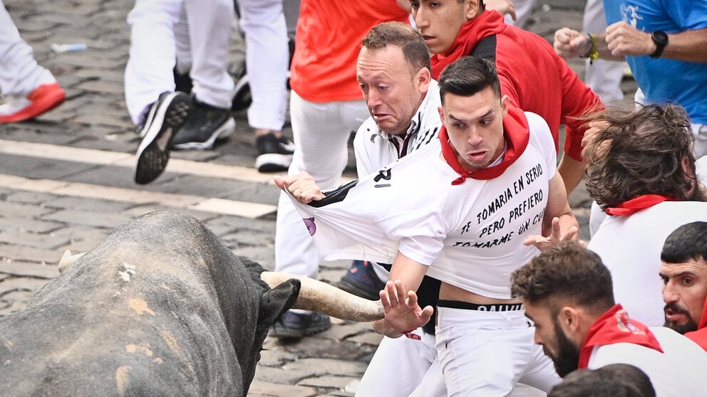 Octavo y último encierro de las fiestas de San Fermín 2024 con toros de Miura en el Ayuntamiento. PABLO LASAOSA