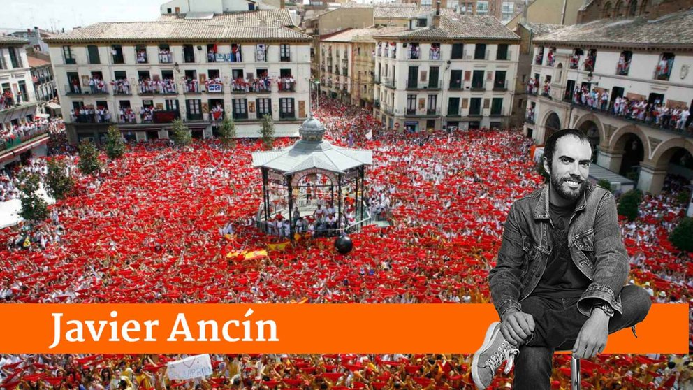 Plaza de los Fueros de Tudela durante el cohete anunciador de las fiestas de Santa Ana en julio de 2023.